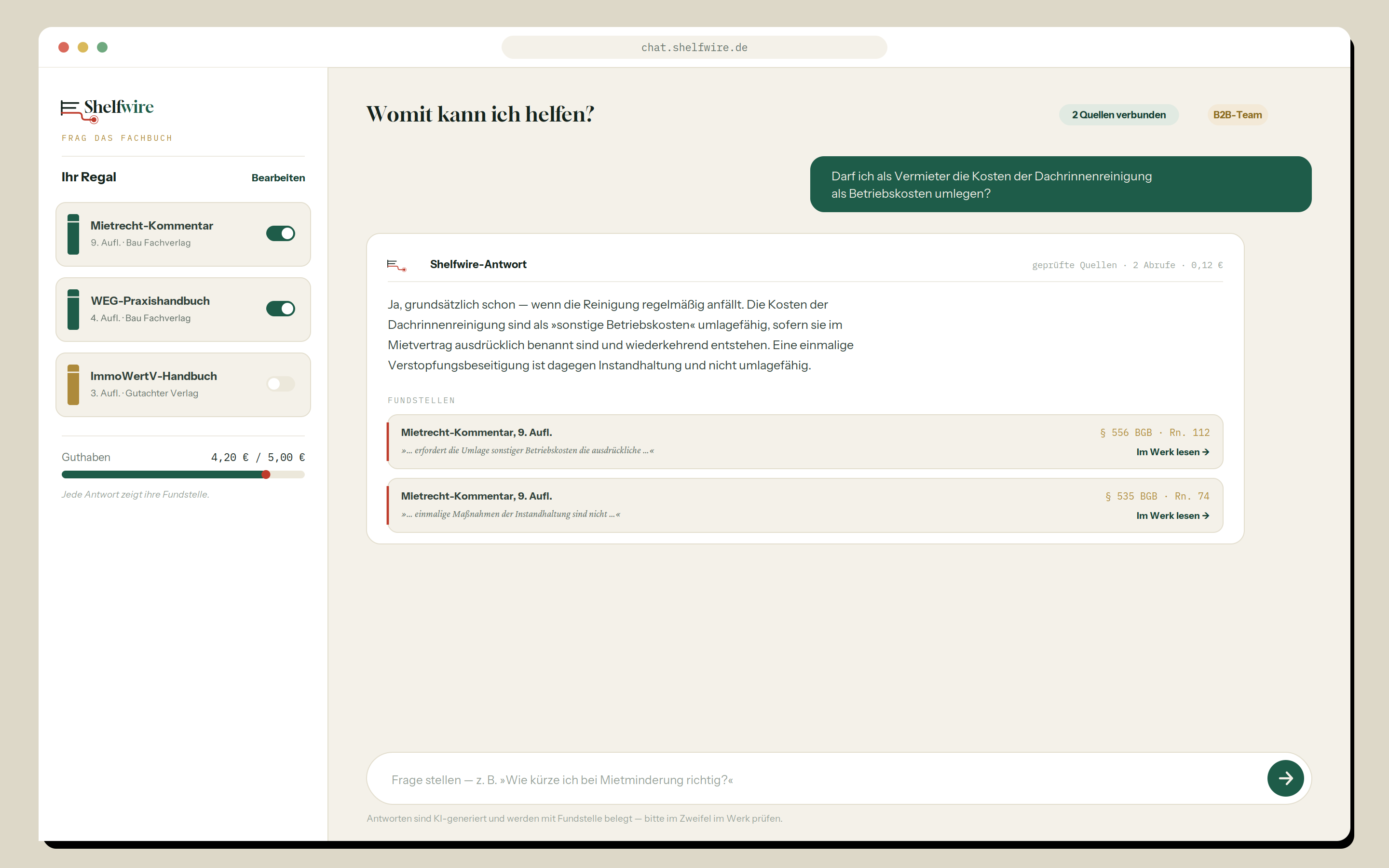 Chat-Oberfläche: links das eigene Regal mit zuschaltbaren Werken und Guthabenanzeige, rechts eine Antwort mit zwei Fundstellen und Randnummern.
